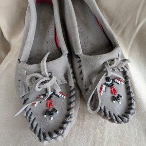 Minnetonka Moccasins 601TB- Women's Thunderbird Animikii Moccasin - Grey Suede
